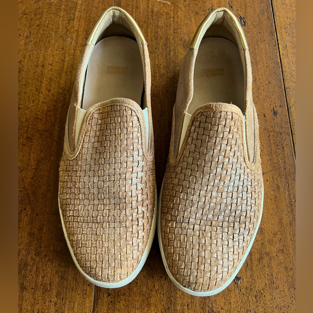 Johnston & Murphy size 10 tan and gold slip on loafer
